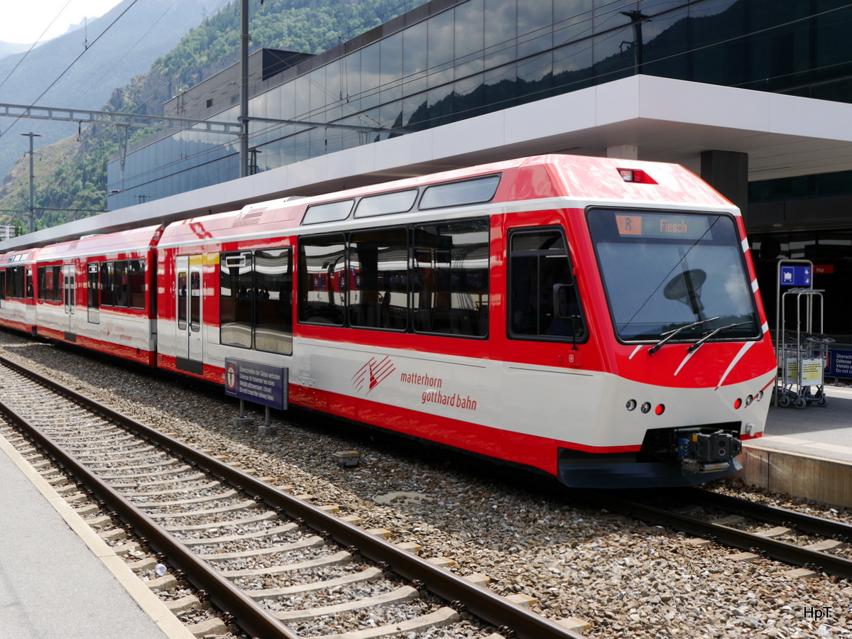 MGB - Steuerwagen ABt 2133 am Schluss eines Regio nach Fiesch im Bahnhof Brig am 19.07.2015