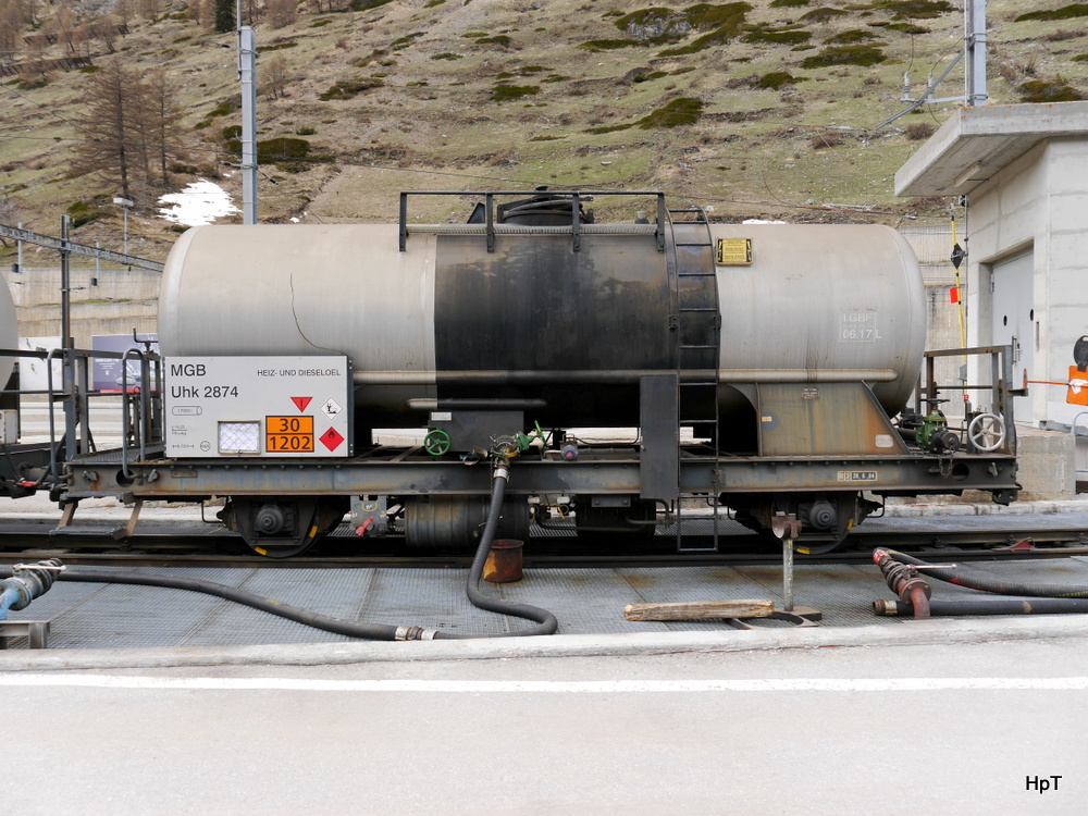 MGB - Tankwagen Uhk 2875 in Zermatt am 12.04.2014