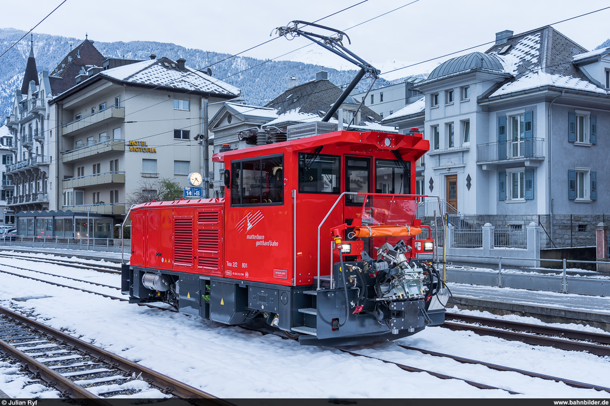 MGB Tea 2/2 801 am 13. Dezember 2020 in Brig. Zu beachten sind die drei verschiedenen wechselbaren Kupplungssysteme mit denen der Rangiertraktor ausgerüstet ist um alle bei der MGB eingesetzten Wagen rangieren zu können.