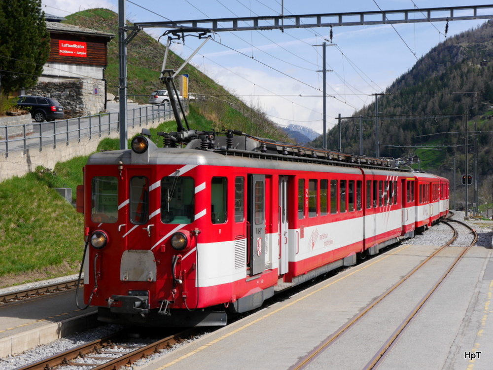 MGB - Triebwagen ABDeh 8/8  2042 und Personenwagen in 2 Kl. B 2273 + B 2269 unterwegs für das Bahnforum.ch als Extrazug auf Abschiedsfahrt am 12.04.2014