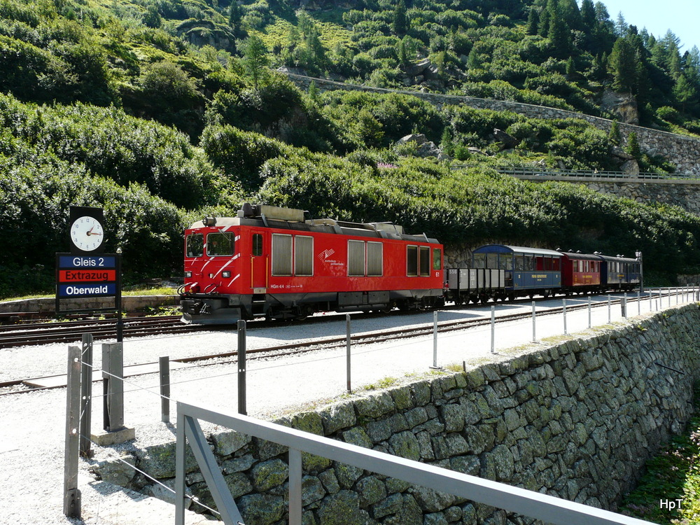 MGB - Zahnrad Diesellok HGm 4/4 61 mit Extrazug im DFB Bahnhof Gletsch am 17.08.2013