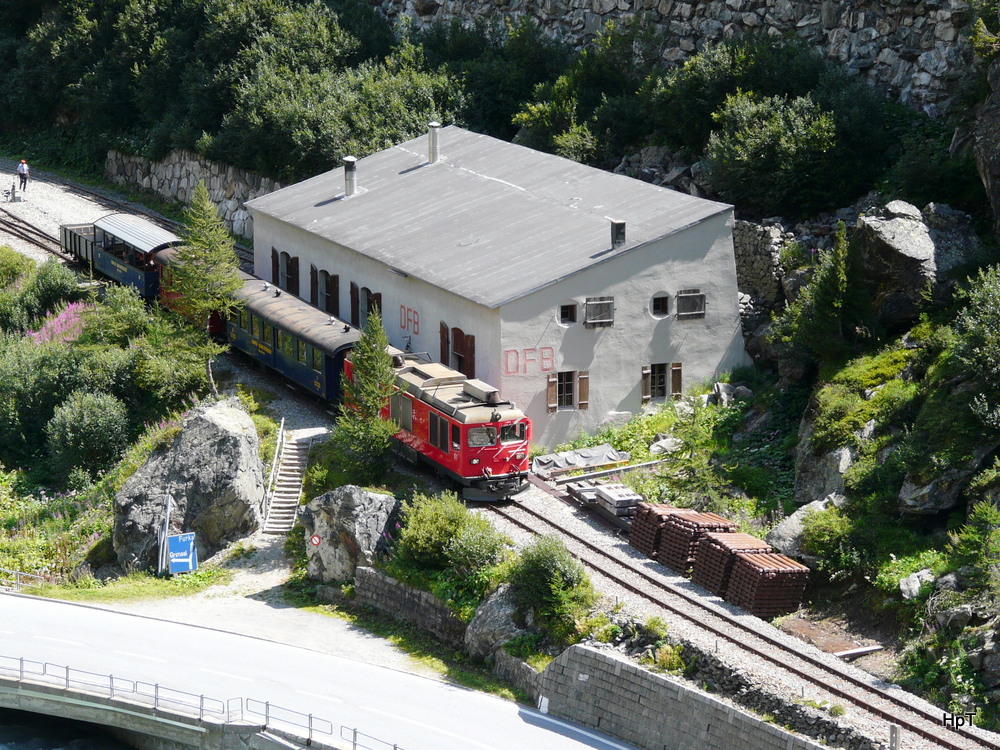 MGB - Zahnrad Diesellok HGm 4/4 61 mit Extrazug beim verlassen des Bahnhofs Gletsch nach Oberwald am 17.08.2013