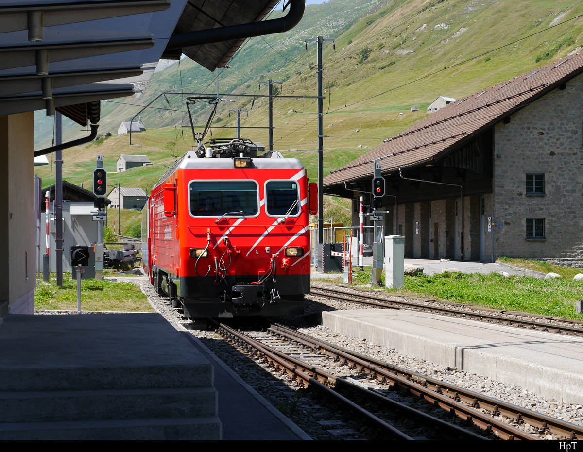 MGB - Zahnradlok HGe 4/4  103 mit Glacier Express bei der einfahrt im Bahnhof Hospenthal am 27.07.2018