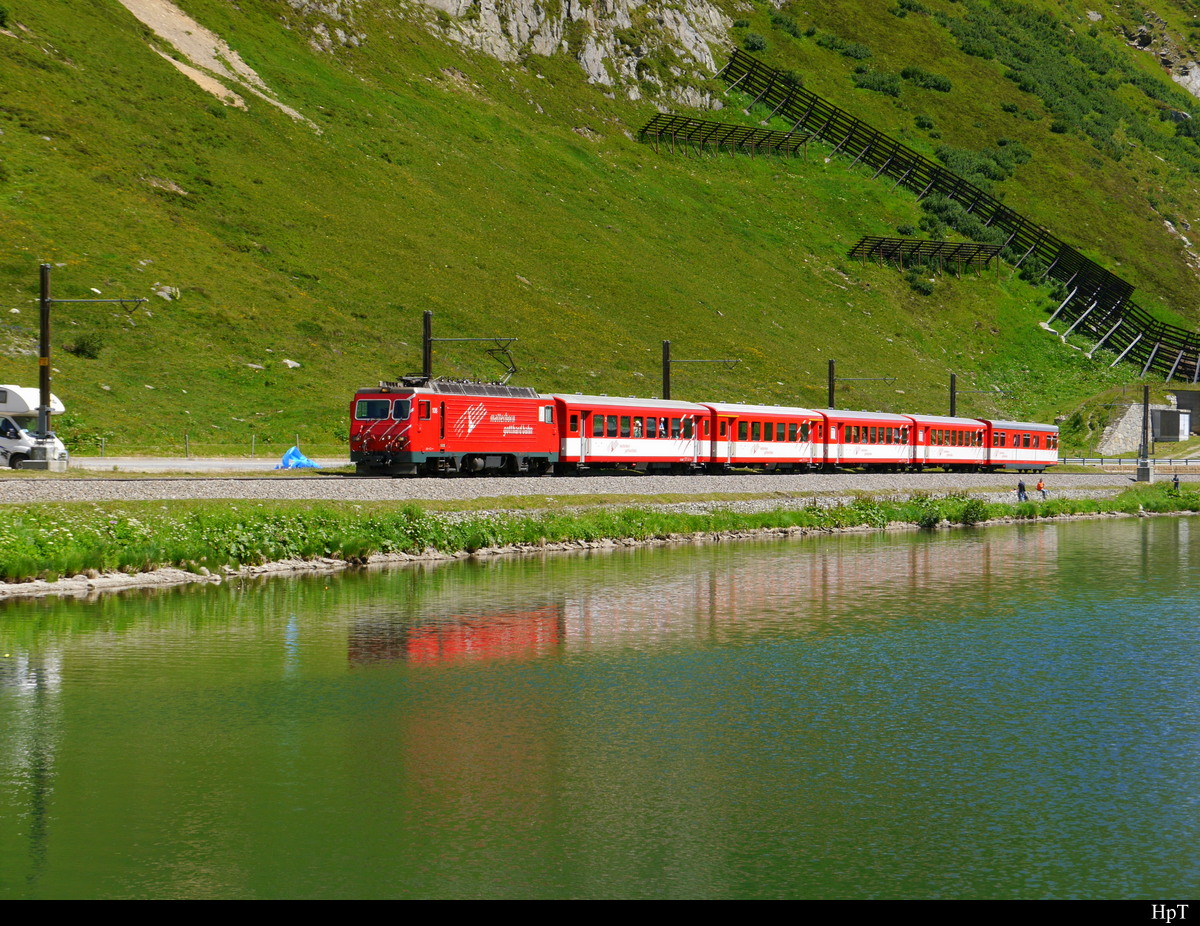 MGB - Zahnradlok HGe 4/4 108 mit Regio unterwegs am Oberalpsee auf dem Oberalp-pass am 27.07.2018