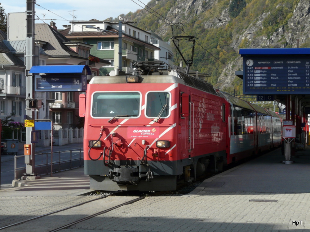MGB - Zahnradlok HGe 4/4 103 mit Glacier Express im Bahnhof Brig am 25.10.2013