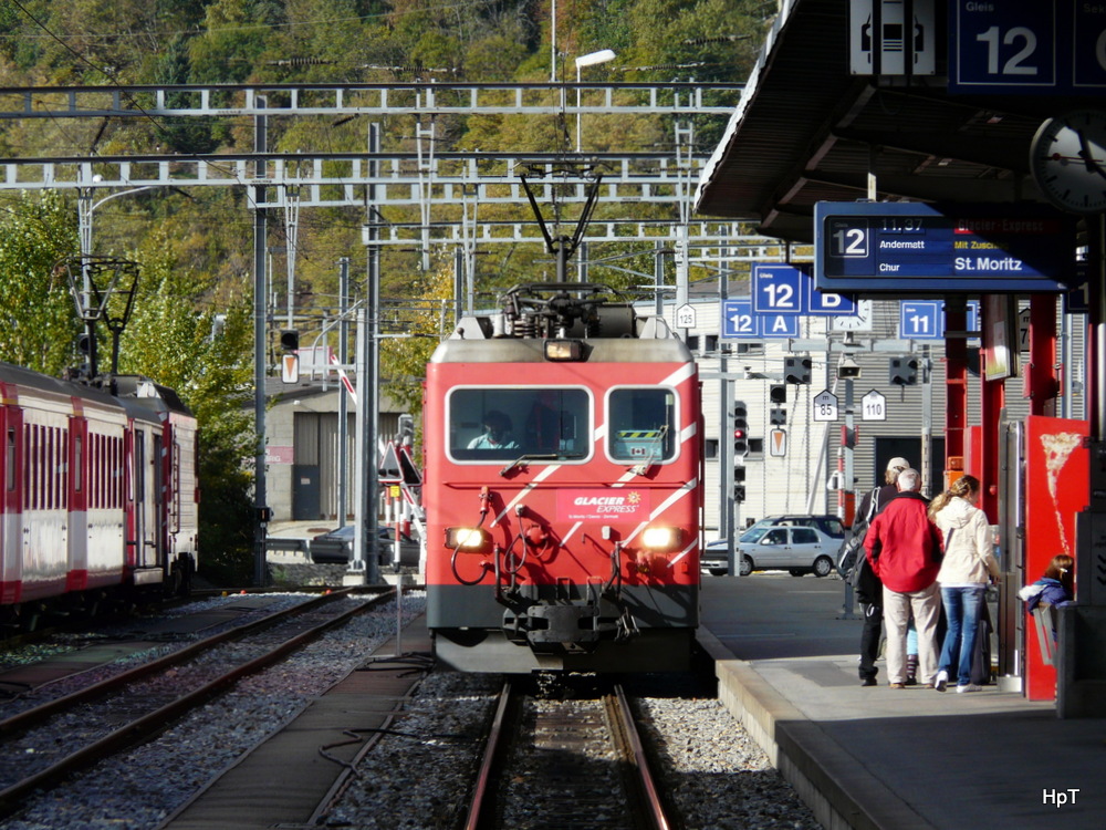 MGB - Zahnradlok HGe 4/4 103 bei der einfahrt mit Glacier Express im Bahnhof Brig am 25.10.2013