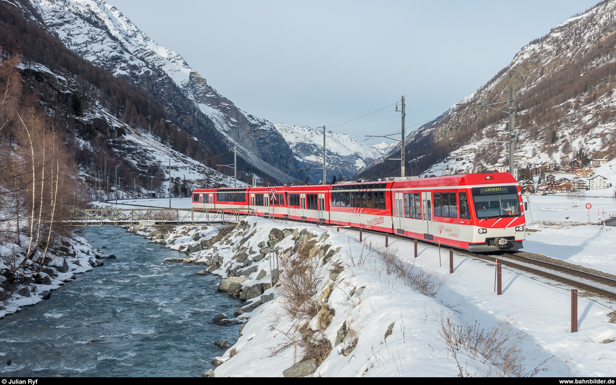 MGB  Zermatt-Shuttle  BDeh 4/8 2053 mit einem Schwesterfahrzeug am 29. Dezember 2018 bei Täsch.