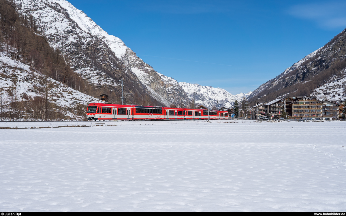 MGB Zermatt-Shuttle BDSeh 4/8 2053 und 2054 verlassen am 16. März 2019 gerade Täsch in Richtung Zermatt.<br>
Die im 20-Minuten-Takt verkehrenden Zermatt-Shuttle dienen in erster Linie den mit dem Auto anreisenden Gästen als schnelle Verbindung vom Parkhaus in Täsch ins autofreie Zermatt.