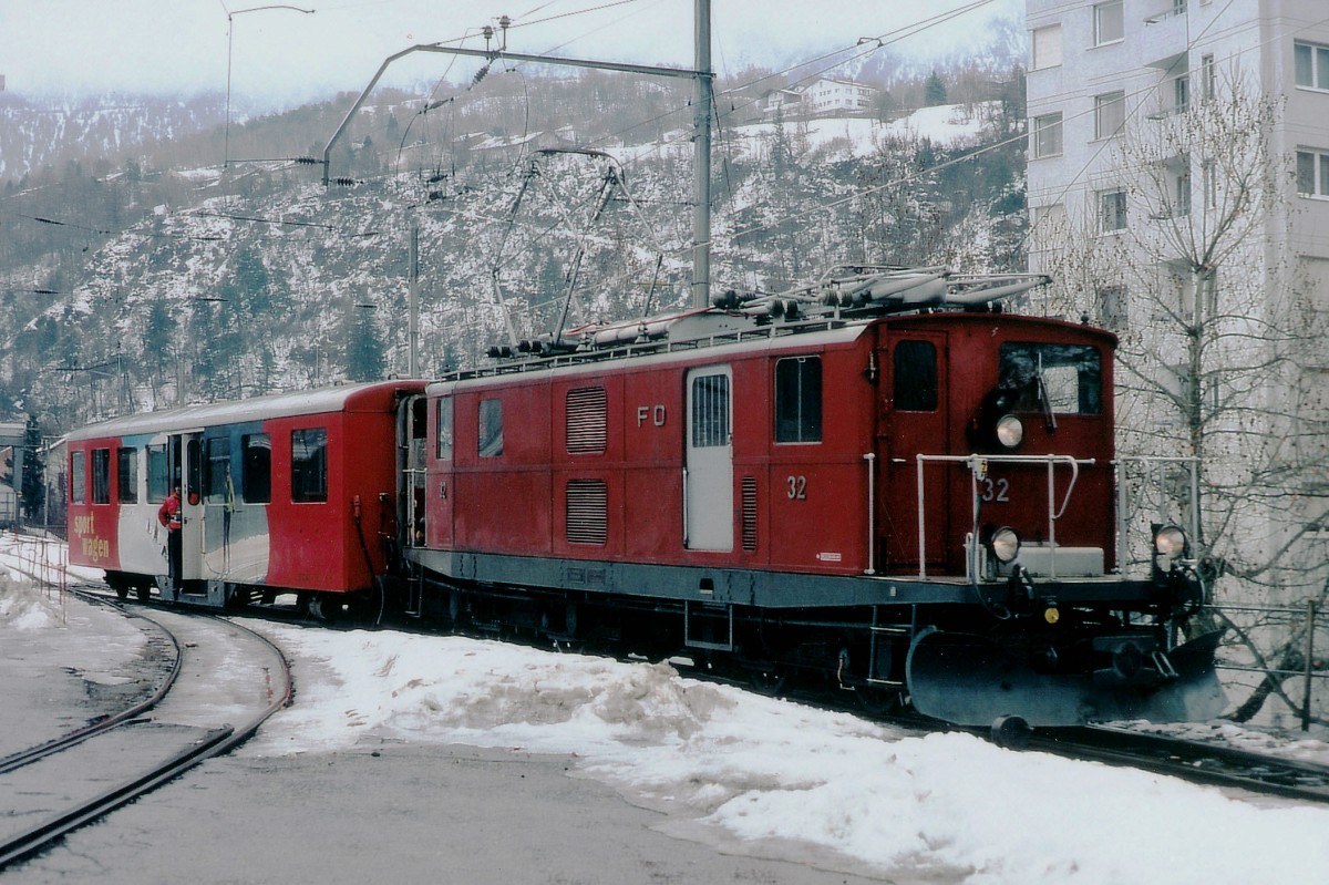 MGB/FO: HGe 4/4 I 32, 1941(ehemals FO) mit einem Mitteleinstiegwagen (ehemals SBB Brünig) in Brig im Februar 2005.
Foto: Walter Ruetsch 