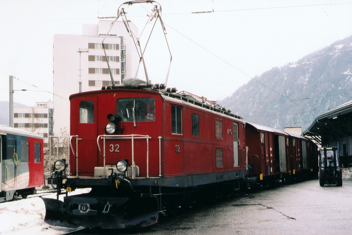 MGB/FO: Im Februar 2004 verkehrte der samstägliche Gepäckextrazug aus dem Goms bis Brig mit einer FO HGe 4/4 l. Lok 32 mit einigen geschlossenen Güterwagen beim Gepäckauslad in Brig.
Foto: Walter Ruetsch 
