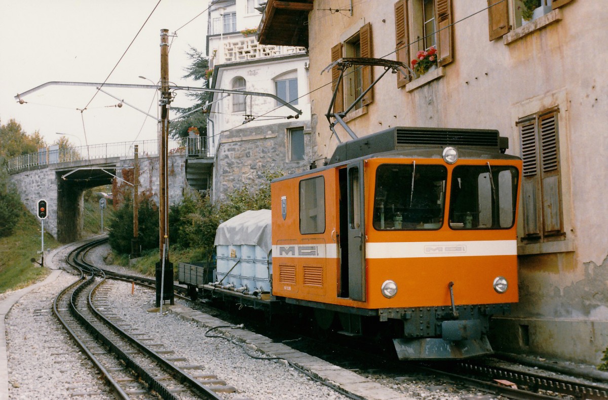 MGN: Im November 1985 wartete in Glion ein Güterzug mit der HGe 2/2 101 auf die Weiterfahrt in Richtung ROCHERS-DE-NAYE. Diese Lok aus dem Jahre 1909 erhielt 1976 ein neuer Lokkasten. Nach einer Entgleisung am 8. September 2011 wurde sie abgebrochen.
Foto: Walter Ruetsch 



