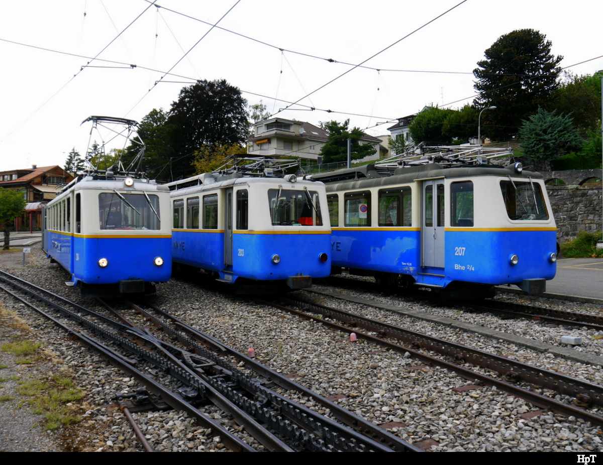 MGN - Oldtimer Zahnrad-Triebwagen Bhe 2/4 204 auf einer Fotoextrafahrt auf den Rochers de Naye für das Bahnforum.ch neben den Zahnrad-Triebwagen Bhe 2/4  203 und Bhe 2/4  207 im Bahnhofsareal von Glion am 25.08.2018