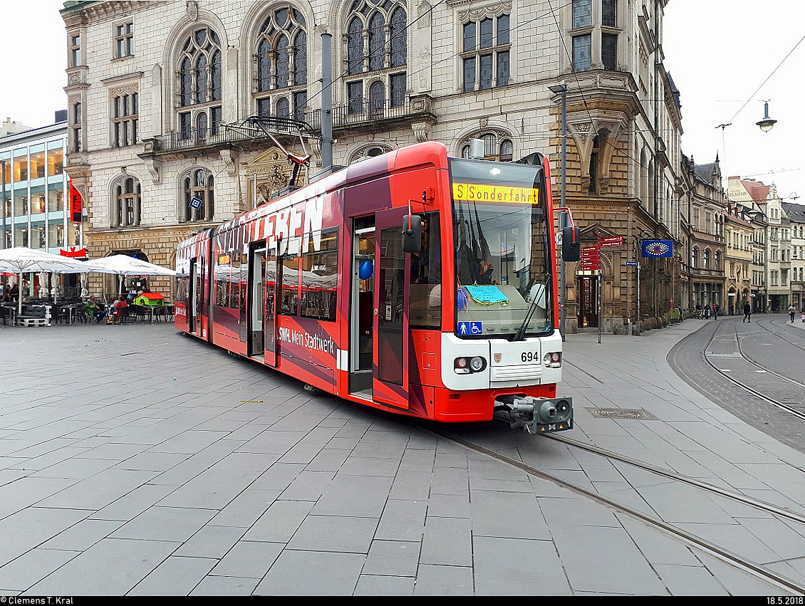 MGT-K-2 (Bombardier Flexity Classic), Wagen 694, der Halleschen Verkehrs-AG (HAVAG) wurde anlässlich einer Feier gemietet und im Innenraum ausgeschmückt. Hier steht das Fahrzeug auf dem Abstellgleis vor dem Stadthaus am Marktplatz.
[18.5.2018 | 18:12 Uhr]