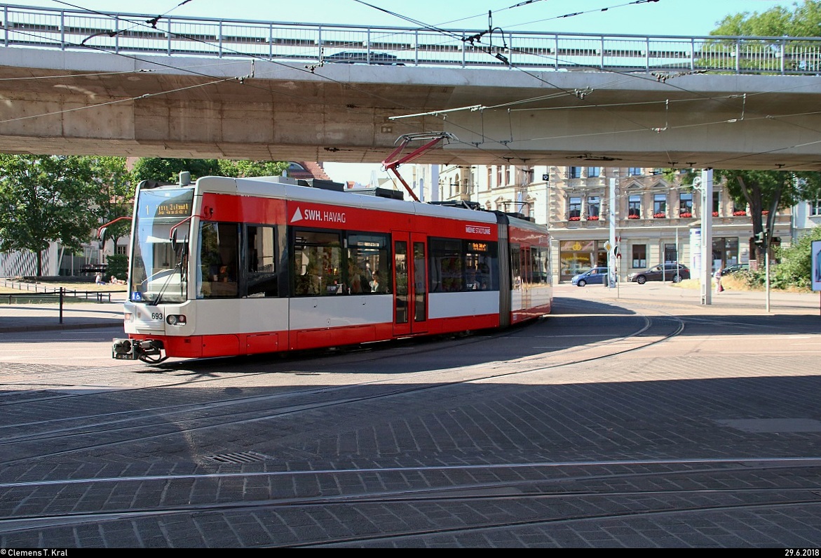 MGT-K-2 (Bombardier Flexity Classic), Wagen 693 und Wagen ???, der Halleschen Verkehrs-AG (HAVAG) als Linie 1 von Südstadt, Veszpremer Straße, nach Frohe Zukunft verlassen den Steinweg und passieren die Haltestelle Franckeplatz.
Diese Linie hat aufgrund von Baumaßnahmen einen anderen Laufweg.
[29.6.2018 | 10:02 Uhr]