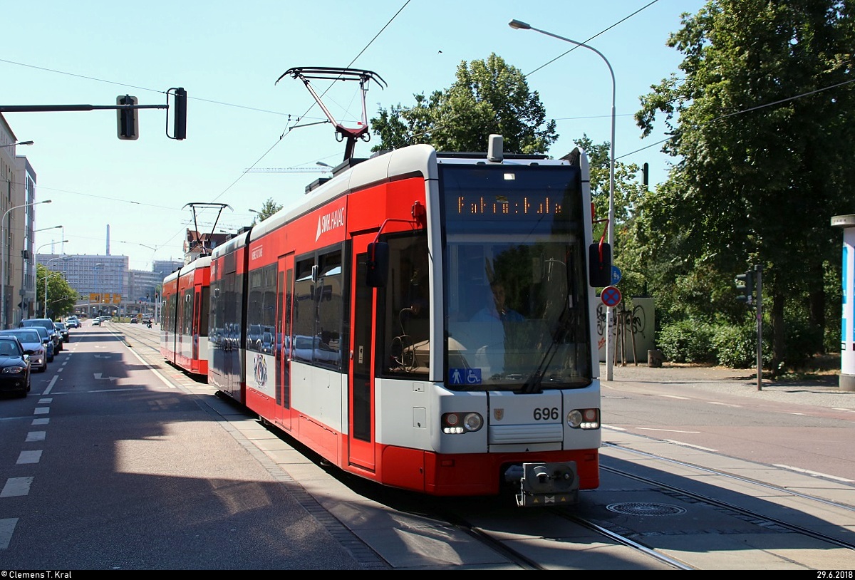 MGT-K-2 (Bombardier Flexity Classic), Wagen 696 und Wagen ???, der Halleschen Verkehrs-AG (HAVAG) als Fahrschule erreichen die Haltestelle Magdeburger Straße in nördlicher Richtung.
[29.6.2018 | 10:56 Uhr]