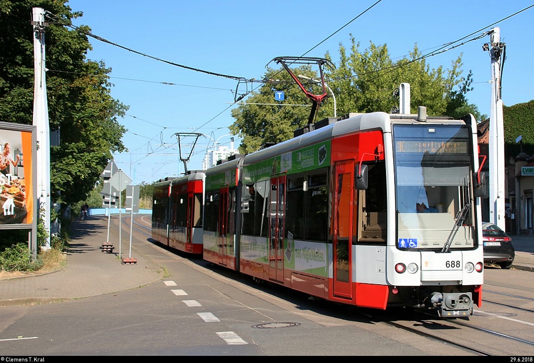 MGT-K (Bombardier Flexity Classic), Wagen 688 und Wagen 6??, der Halleschen Verkehrs-AG (HAVAG) als Linie 10 von Göttinger Bogen nach Hauptbahnhof erreichen die Haltestelle Saline.
[29.6.2018 | 8:35 Uhr]