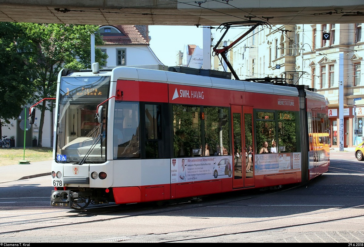 MGT-K (Bombardier Flexity Classic), Wagen 678 und Wagen 6??, der Halleschen Verkehrs-AG (HAVAG) als Linie 3 von Beesen nach Trotha verlassen den Steinweg und passieren die Haltestelle Franckeplatz.
Diese Linie hat aufgrund von Baumaßnahmen einen anderen Laufweg.
[29.6.2018 | 10:07 Uhr]