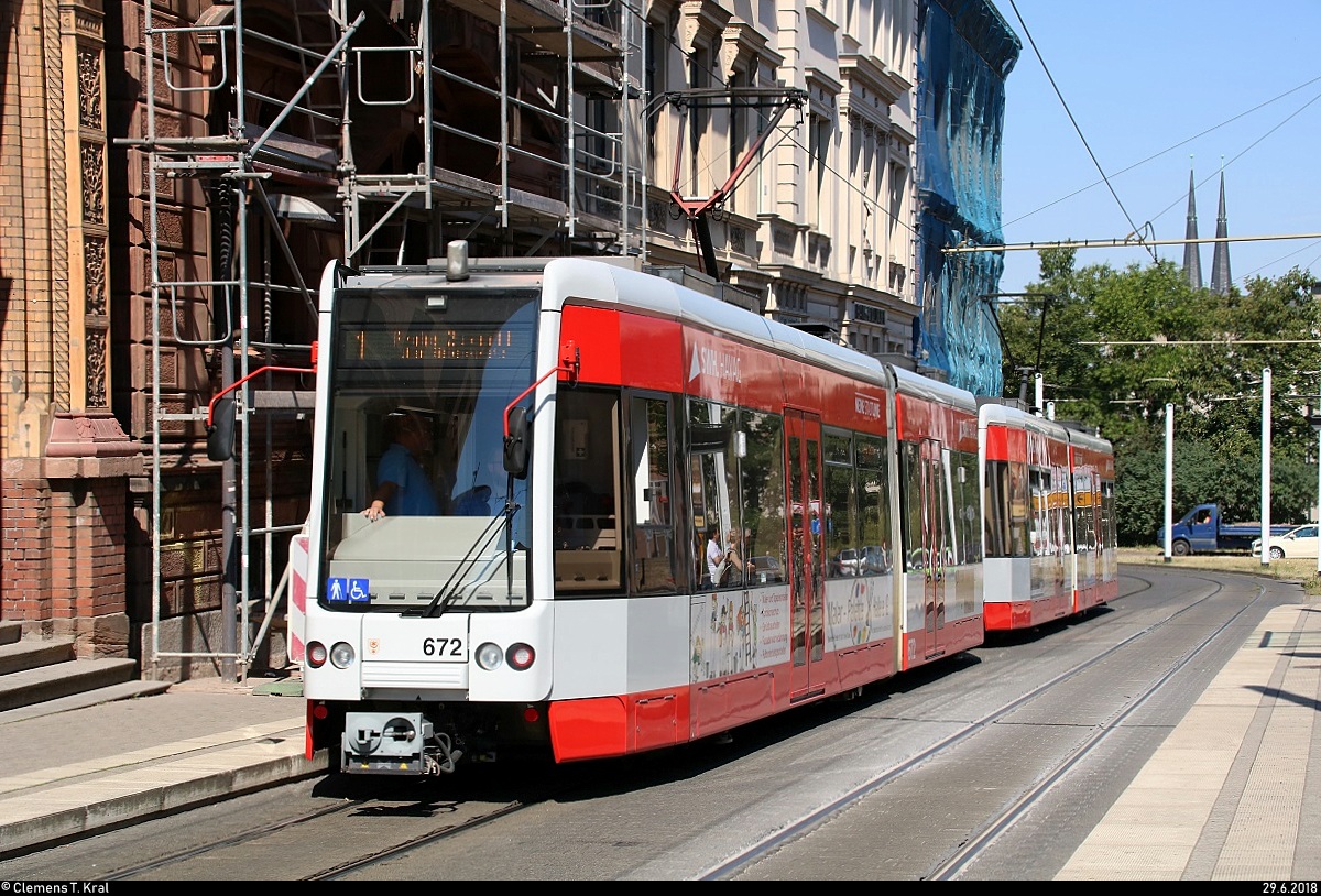 MGT-K (Bombardier Flexity Classic), Wagen 672 und Wagen 6??, der Halleschen Verkehrs-AG (HAVAG) als Linie 1 von Südstadt, Veszpremer Straße, nach Frohe Zukunft erreichen die Haltestelle Am Leipziger Turm.
Diese Linie hat aufgrund von Baumaßnahmen einen anderen Laufweg.
[29.6.2018 | 10:29 Uhr]