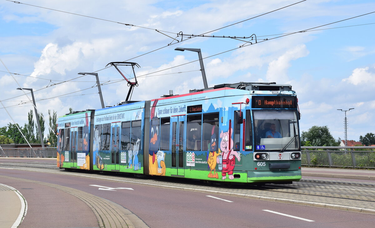 MGT6D Tw 605 hat auf den Weg zum Hauptbahnhof soeben den Güterbahnhof überquert.

Halle 06.08.2021