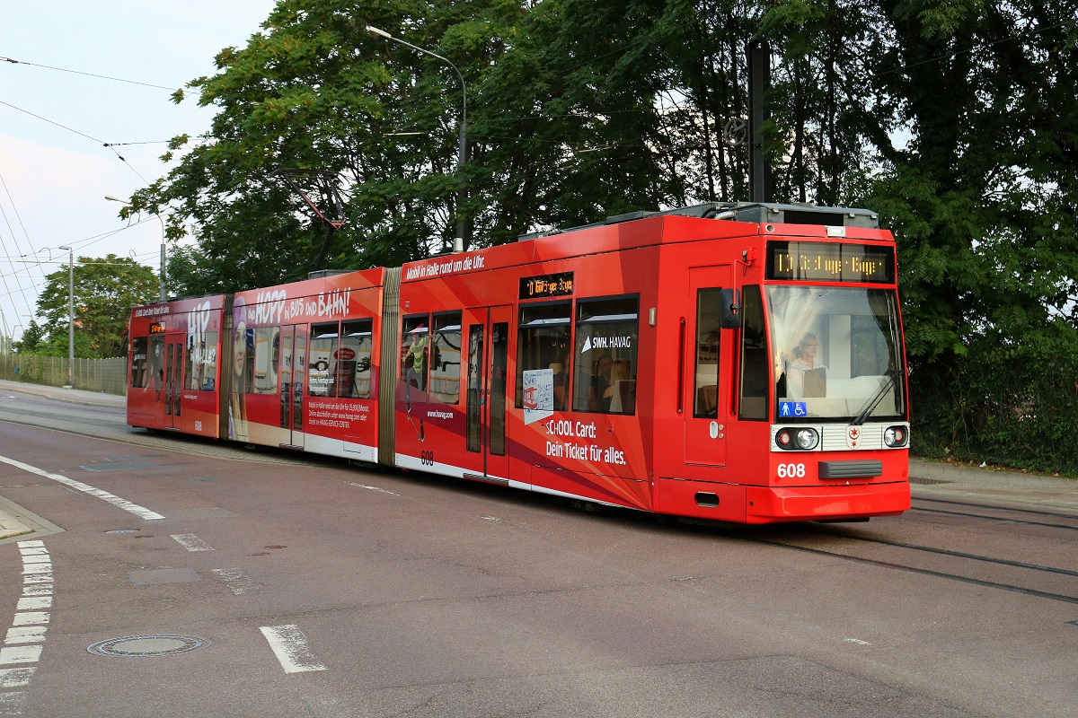 MGT6D (Wagen 608) der Halleschen Verkehrs-AG (HAVAG) als Linie 10 von Hauptbahnhof nach Göttinger Bogen kurz vor der Haltestelle Steintorbrücke. [26.8.2017 - 18:48 Uhr]