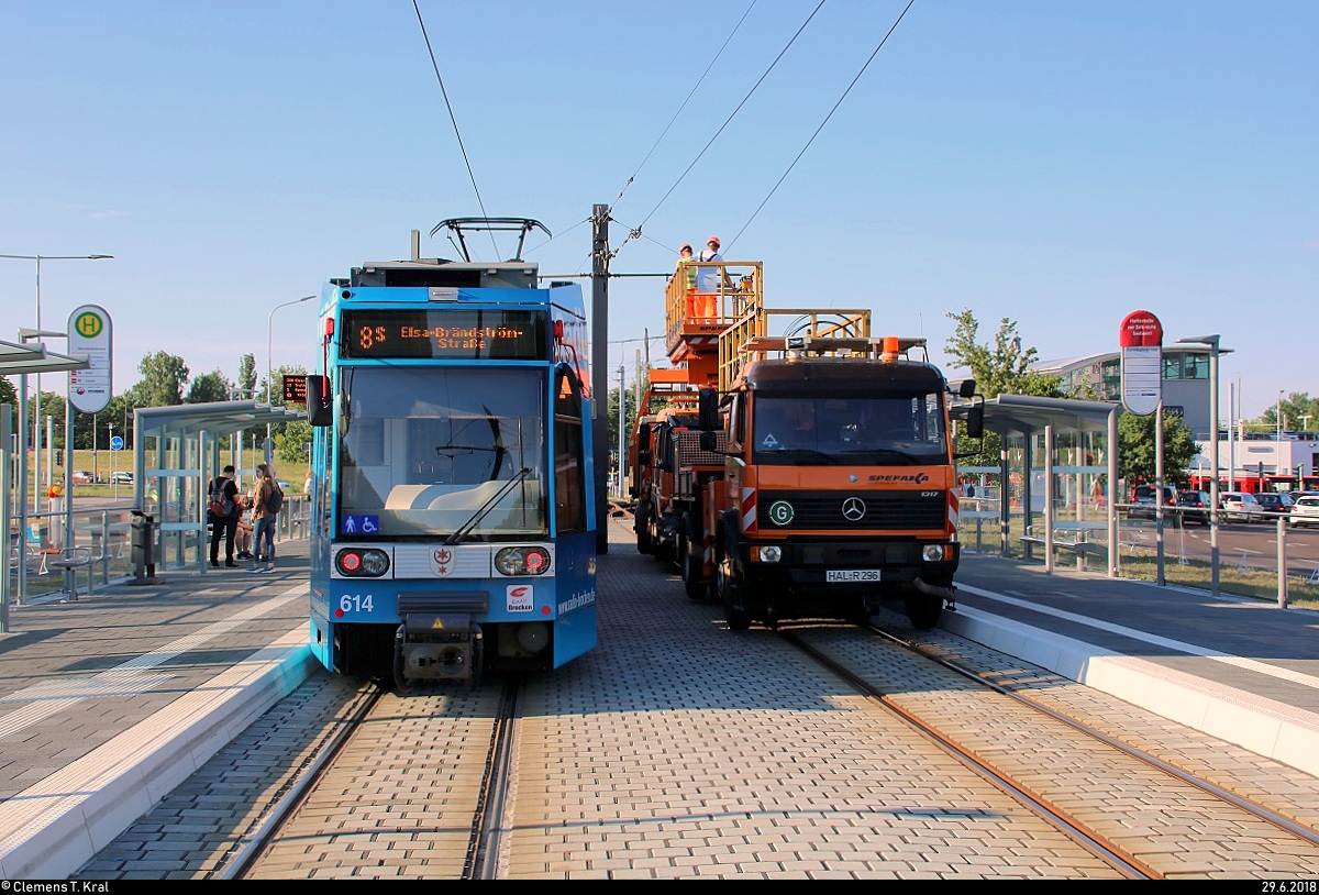 MGT6D, Wagen 614 mit Werbung für Radio Brocken, der Halleschen Verkehrs-AG (HAVAG) als Linie 8S nach Elsa-Brändström-Straße steht in ihrer Starthaltestelle Rennbahnkreuz zwei Zweiwegefahrzeugen für Oberleitungsarbeiten.
Dies ist eine Baustellenlinie und verkehrt daher normalerweise nicht.
[29.6.2018 | 7:49 Uhr]