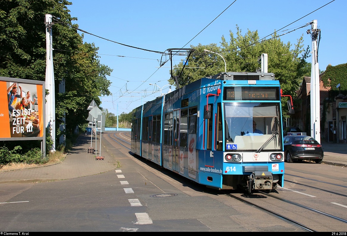 MGT6D, Wagen 614 mit Werbung für Radio Brocken, der Halleschen Verkehrs-AG (HAVAG) als Linie 13 von Rennbahnkreuz nach Trotha erreicht die Haltestelle Saline.
Dies ist eine Baustellenlinie und verkehrt daher normalerweise nicht.
[29.6.2018 | 8:40 Uhr]