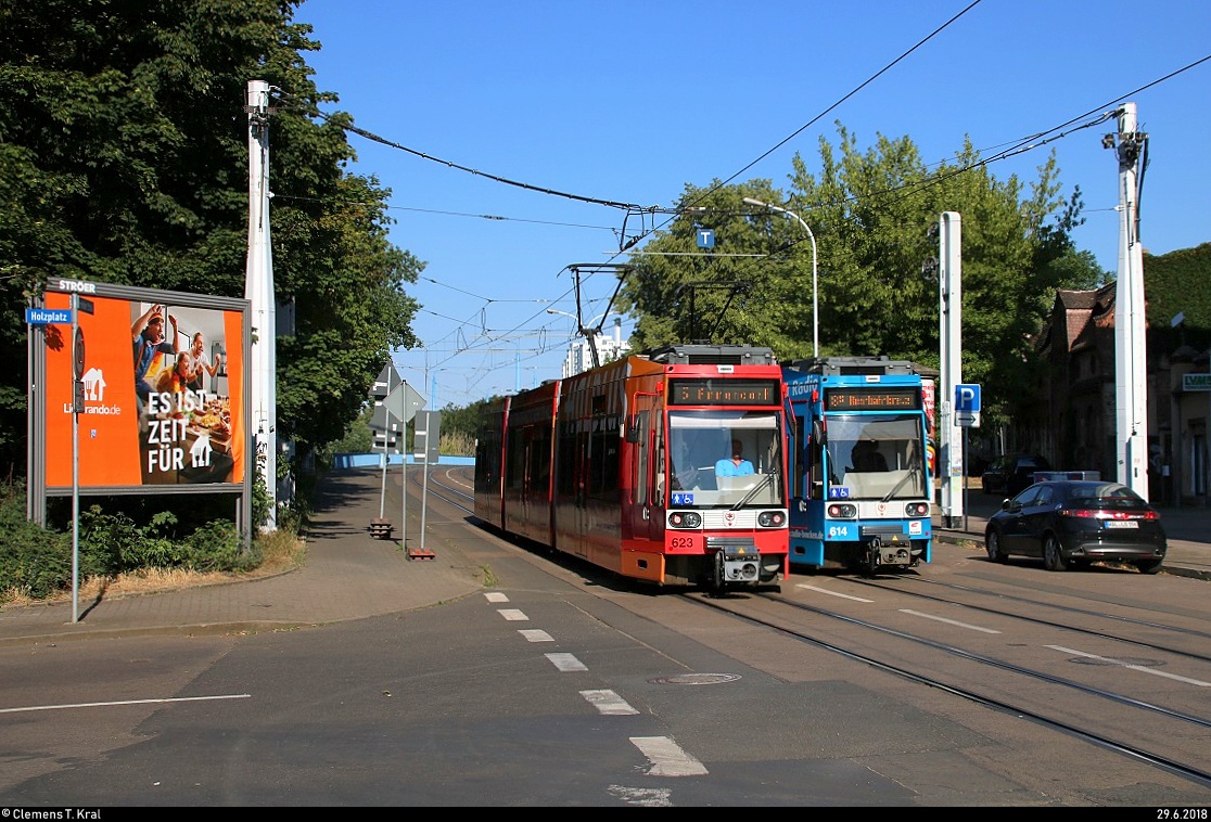 MGT6D, Wagen 623 mit Werbung für die EVH GmbH, der Halleschen Verkehrs-AG (HAVAG) als Linie 5 von Rennbahnkreuz nach Ammendorf trifft auf MGT6D, Wagen 614 mit Werbung für Radio Brocken, als Linie 8S von Elsa-Brändström-Straße nach Rennbahnkreuz an der Haltestelle Saline.
[29.6.2018 | 8:35 Uhr]