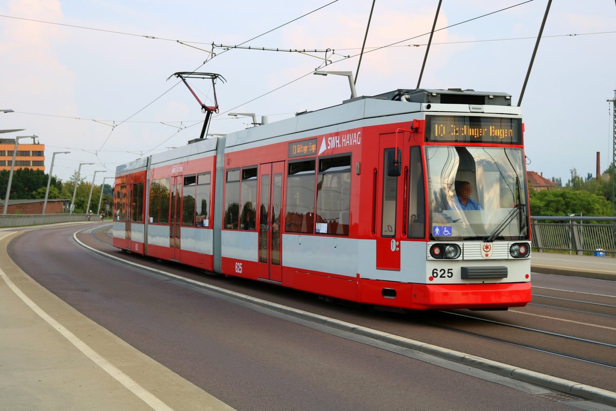 MGT6D (Wagen 625) der Halleschen Verkehrs-AG (HAVAG) als Linie 10 von Hauptbahnhof nach Göttinger Bogen überquert Halle Gbf auf der Berliner Brücke. [26.8.2017 - 18:27 Uhr]