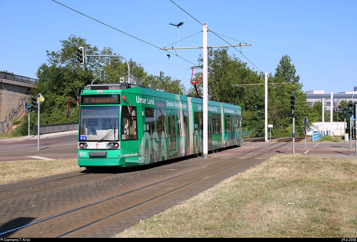 MGT6D, Wagen 632 mit Werbung für die ÖSA Versicherungen, der Halleschen Verkehrs-AG (HAVAG) als Linie 5 von Rennbahnkreuz nach Ammendorf erreicht die Haltestelle Glauchaer Platz.
Diese Linie hat aufgrund von Baumaßnahmen einen anderen Laufweg.
[29.6.2018 | 9:05 Uhr]