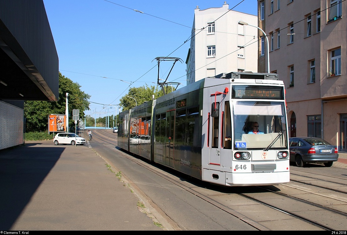 MGT6D, Wagen 646 mit Werbung für die Bundeswehr, der Halleschen Verkehrs-AG (HAVAG) als Linie 2 von Soltauer Straße nach Südstadt, Veszpremer Straße, erreicht die Haltestelle Saline.
[29.6.2018 | 8:45 Uhr]