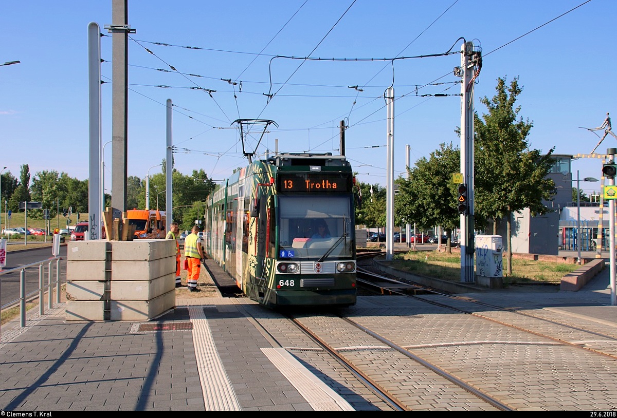 MGT6D, Wagen 648 mit Werbung für Ur-Krostitzer, der Halleschen Verkehrs-AG (HAVAG) als Linie 13 von Trotha erreicht ihre Endhaltestelle Rennbahnkreuz während Gleisbau- und Oberleitungsarbeiten.
Dies ist eine Baustellenlinie und verkehrt daher normalerweise nicht.
[29.6.2018 | 7:51 Uhr]