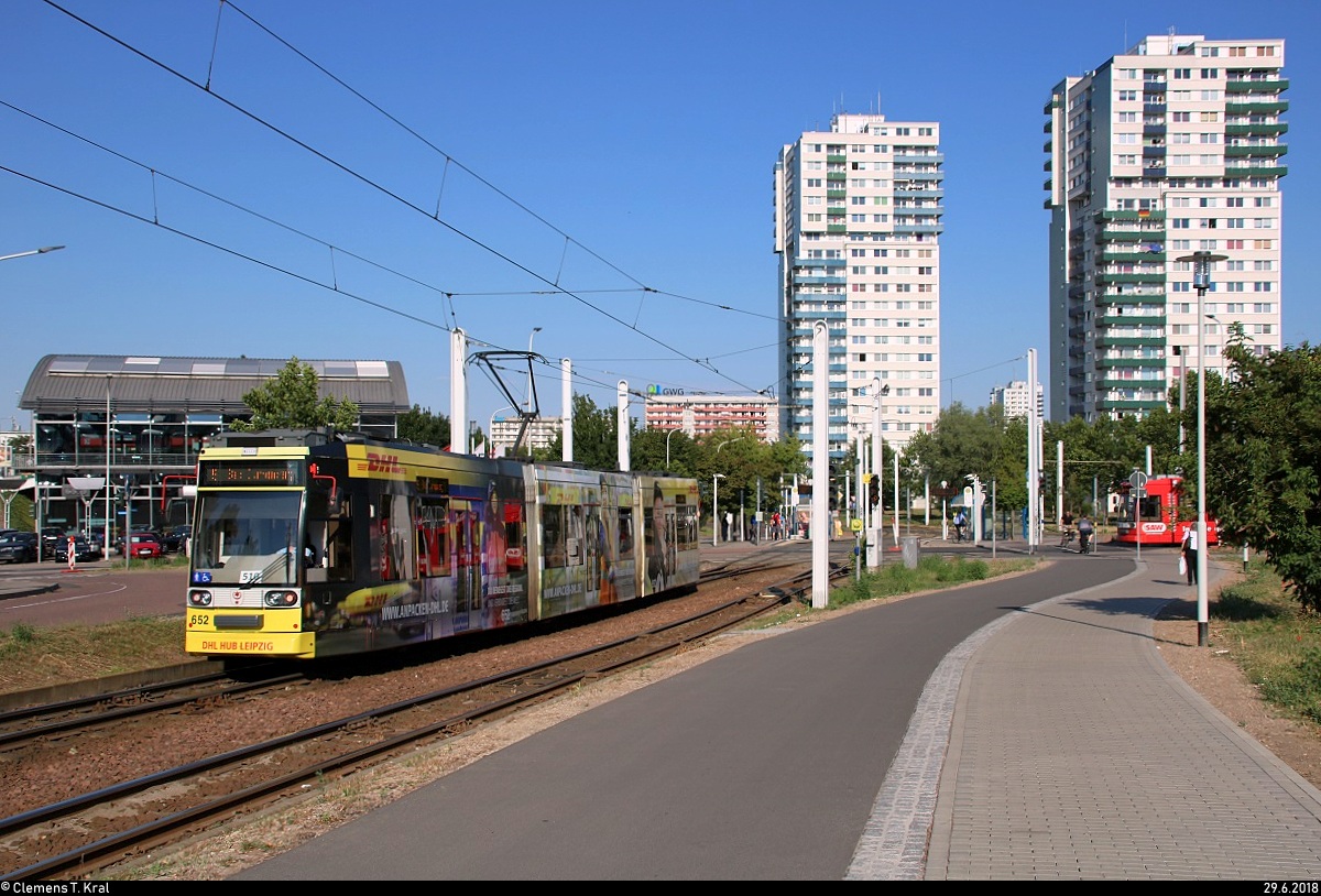 MGT6D, Wagen 652 mit Werbung für den DHL Hub Leipzig, der Halleschen Verkehrs-AG (HAVAG) als Linie 5 nach Bad Dürrenberg verlässt ihre Starthaltestelle Rennbahnkreuz.
Diese Linie hat aufgrund von Baumaßnahmen einen verkürzten Laufweg.
[29.6.2018 | 8:18 Uhr]