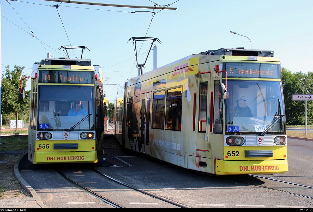 MGT6D, Wagen 655, der Halleschen Verkehrs-AG (HAVAG) als Linie 13 nach Trotha trifft auf MGT6D, Wagen 652, als Linie 5 von Ammendorf an der Haltestelle Rennbahnkreuz während Gleisbau- und Oberleitungsarbeiten.
Beide tragen Werbung für den DHL Hub Leipzig.
[29.6.2018 | 8:09 Uhr]