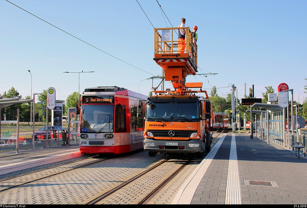 MGT6D, Wagen 656, der Halleschen Verkehrs-AG (HAVAG) als Linie 5 nach Bad Dürrenberg steht in ihrer Starthaltestelle Rennbahnkreuz neben einem Zweiwegefahrzeug (Mercedes-Benz Atego) für Oberleitungsarbeiten.
[29.6.2018 | 7:46 Uhr]