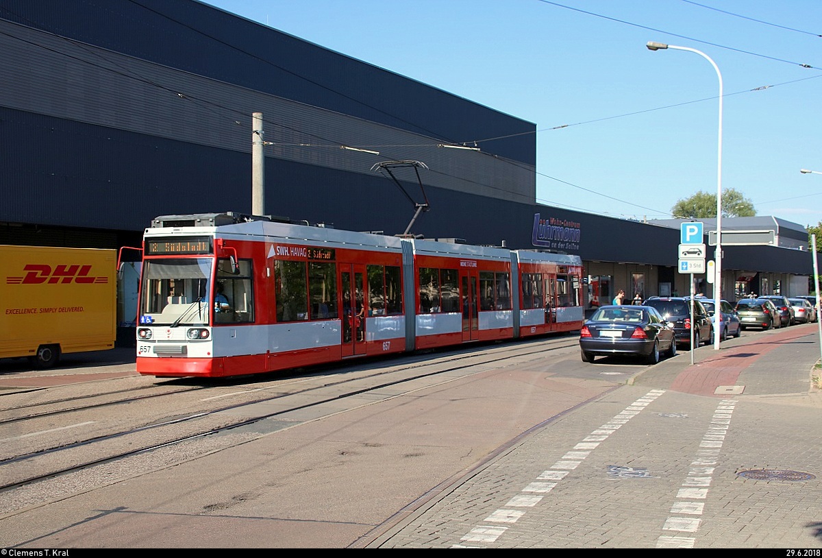 MGT6D, Wagen 657, der Halleschen Verkehrs-AG (HAVAG) als Linie 2 von Soltauer Straße nach Südstadt, Veszpremer Straße, verlässt die Haltestelle Saline.
[29.6.2018 | 8:58 Uhr]