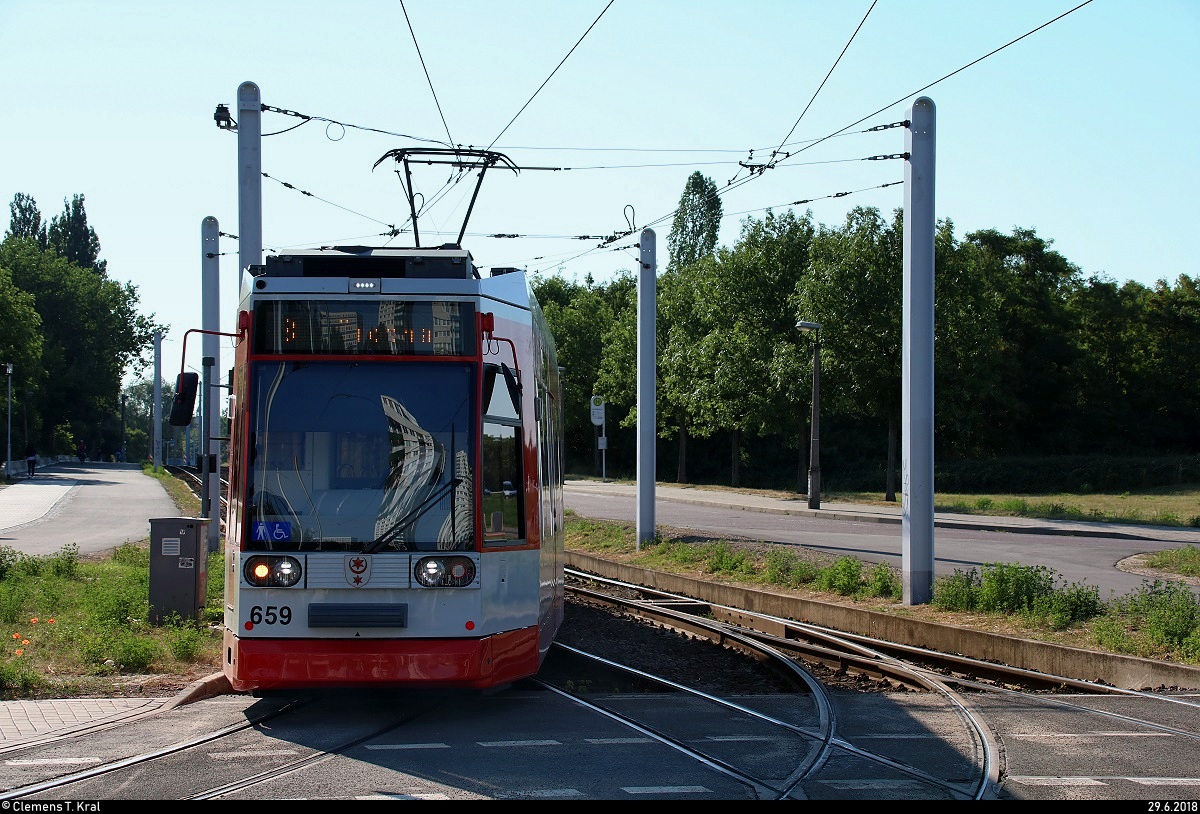 MGT6D, Wagen 659, der Halleschen Verkehrs-AG (HAVAG) als Linie 8 von Trotha erreicht ihre Endhaltestelle Rennbahnkreuz.
Diese Linie hat aufgrund von Baumaßnahmen einen anderen Laufweg.
[29.6.2018 | 8:12 Uhr]