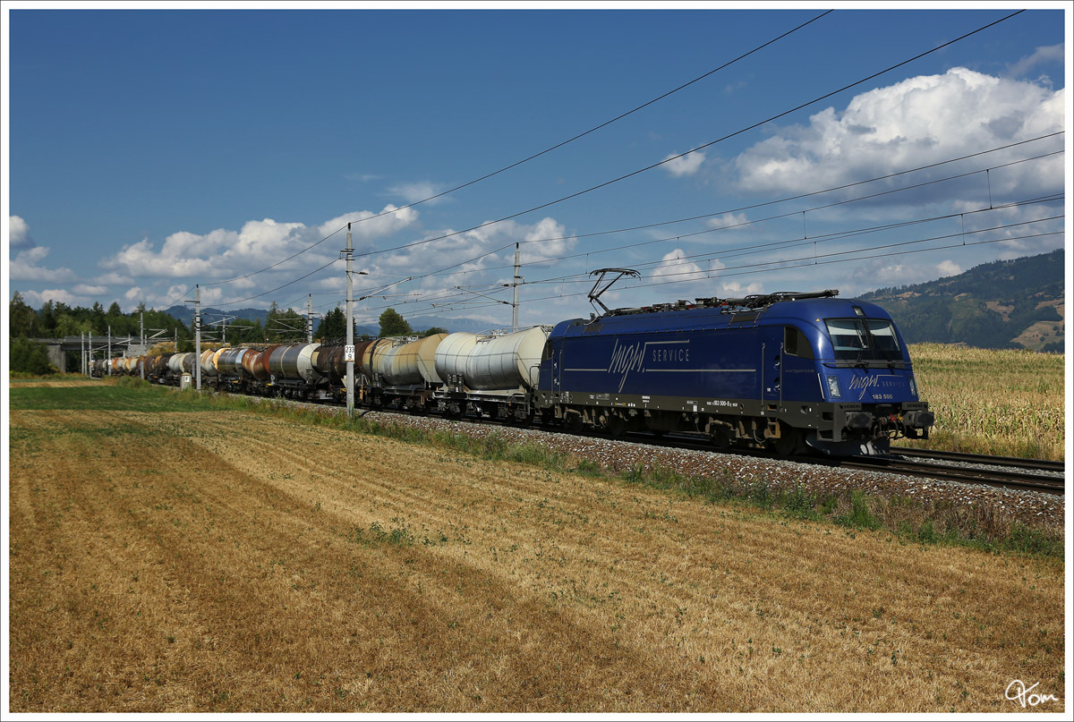 MGW 183 500 fhrt mit einem Kesselzug durch das sommerliche Aichfeld. 
Zeltweg 11.8.2013