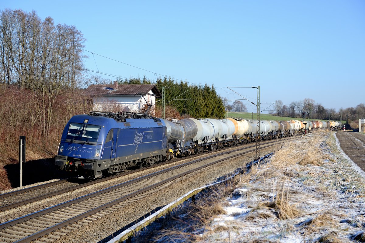 MGW 183.500 mit SLGAG 48888, einem Ganzzug bestehend aus Kickkesselwagen für Slurry (Kreideschlamm für die Papierproduktion), konnte am 16. März 2013 bei Vogl abgelichtet werden.