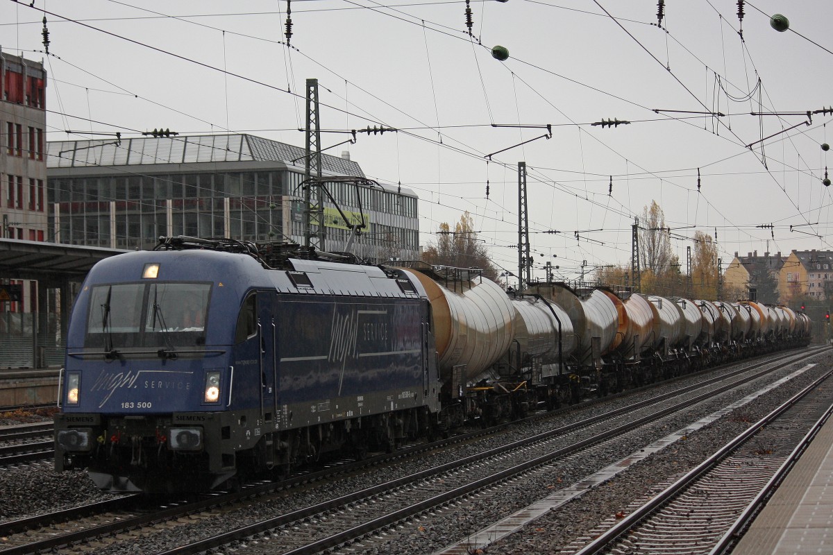MgW Service 183 500 am 10.11.13 mit einem Knickkesselwagenzug in M�nchen-Heimeranplatz.