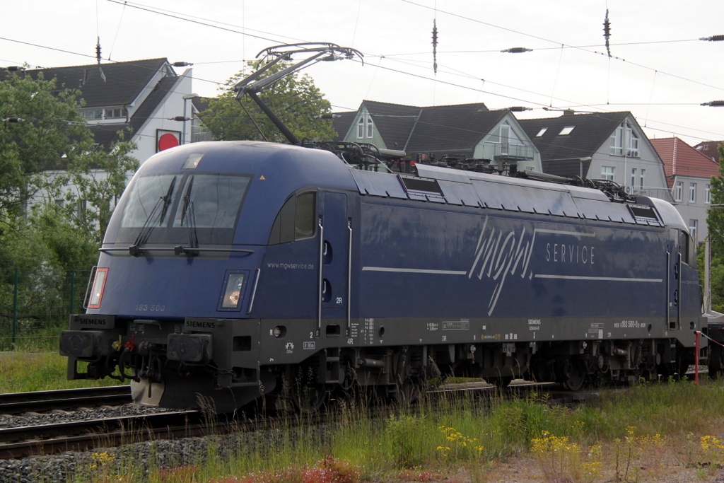 MGW-Taurus 183 500-8 stand am 31.05.2015 um 06:41 Uhr mit dem Leerzug von Stendal-Niederg�rne nach Rostock-Bramow im Rostocker Hbf.