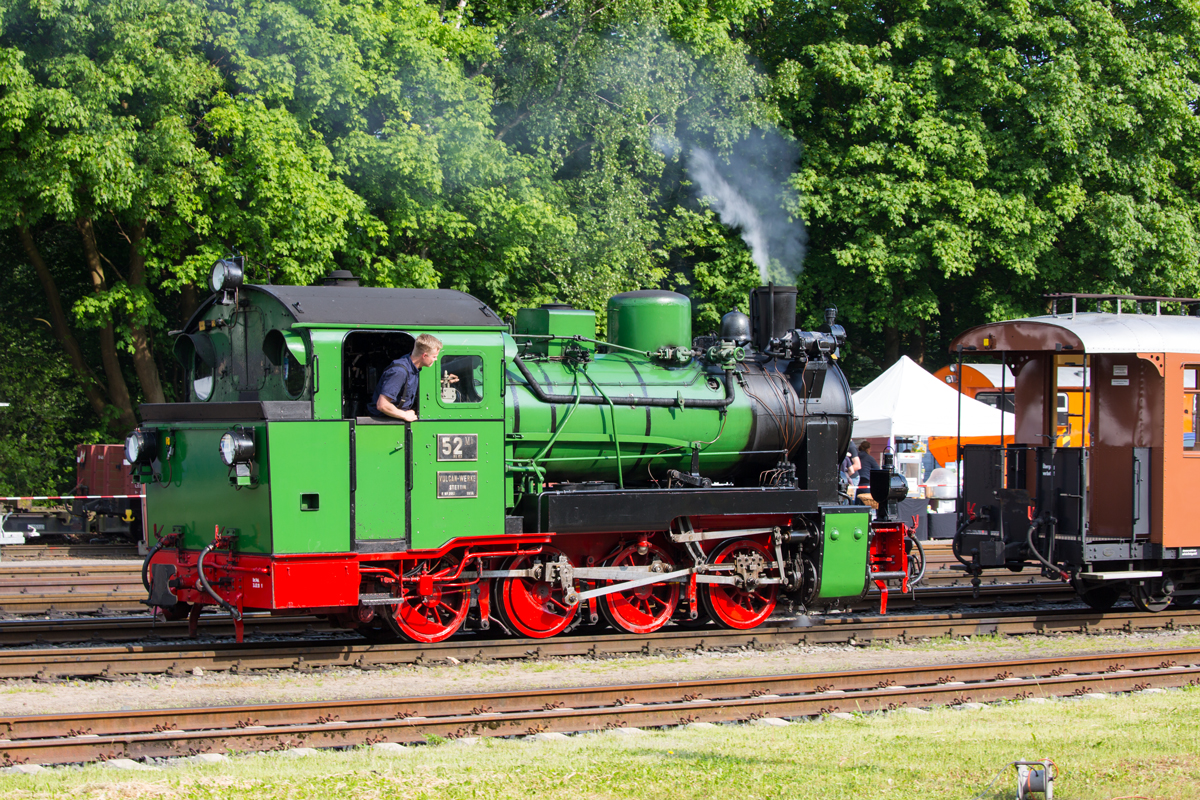 Mh 52 setzt an die Traditionswagen, gesehen beim Bahnhofsfest in Putbus. - 25.05.2016