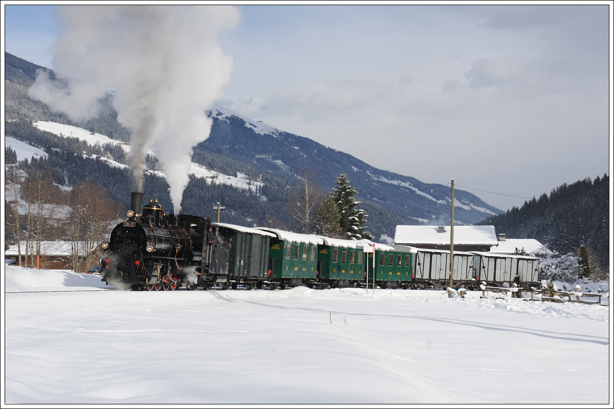 Mh.3 der Pinzgauer Lokalbahn mit dem Fotozug Sdz 900 von Zell am See nach Krimml am 1.2.2015 bei der Scheinanfahrt beim Försterhaus kurz vor Krimml  aufgenommen.