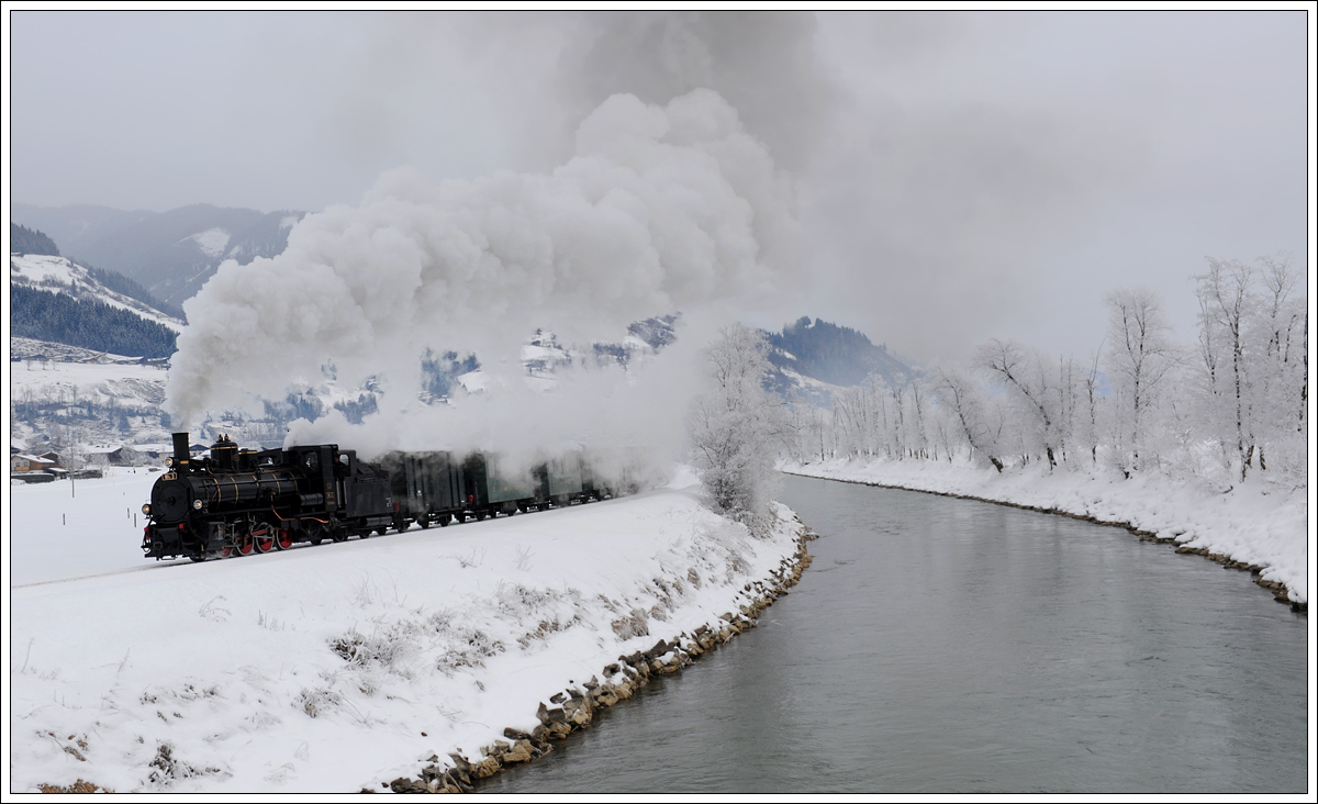 Mh.3 der Pinzgauer Lokalbahn mit dem Fotozug Sdz 900 von Zell am See nach Krimml am 1.2.2015 kurz vor Niedersill aufgenommen.