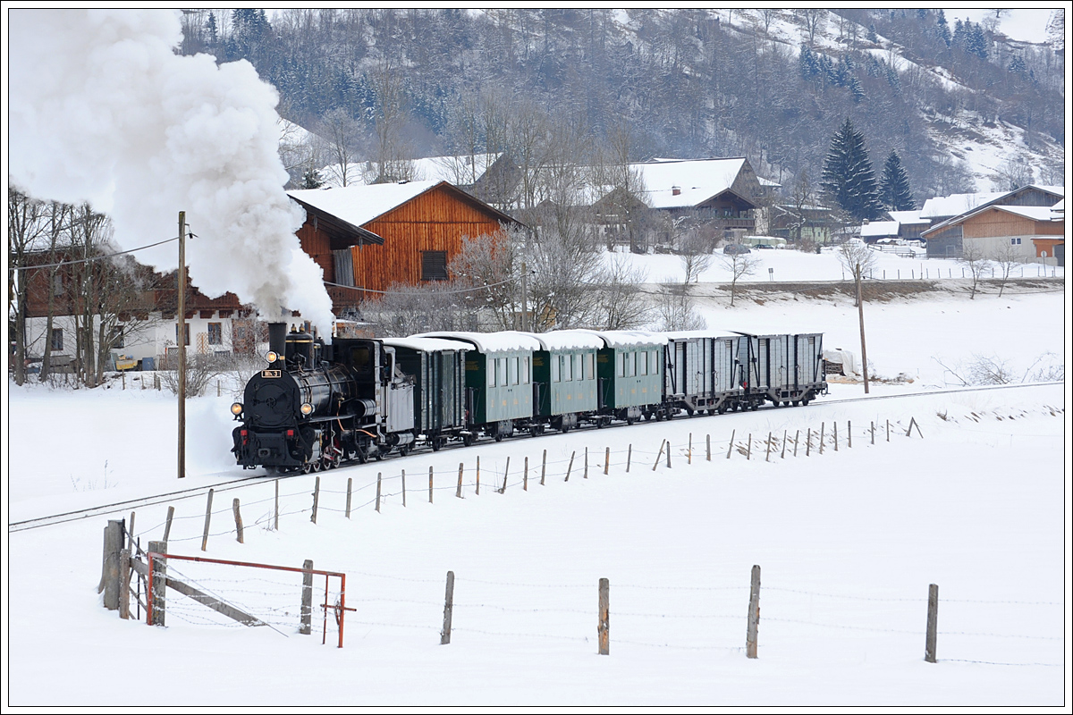 Mh.3 der Pinzgauer Lokalbahn mit dem Fotozug Sdz 900 von Zell am See nach Krimml am 1.2.2015 bei der Haltestelle Stuhlfelden Siedlung aufgenommen.