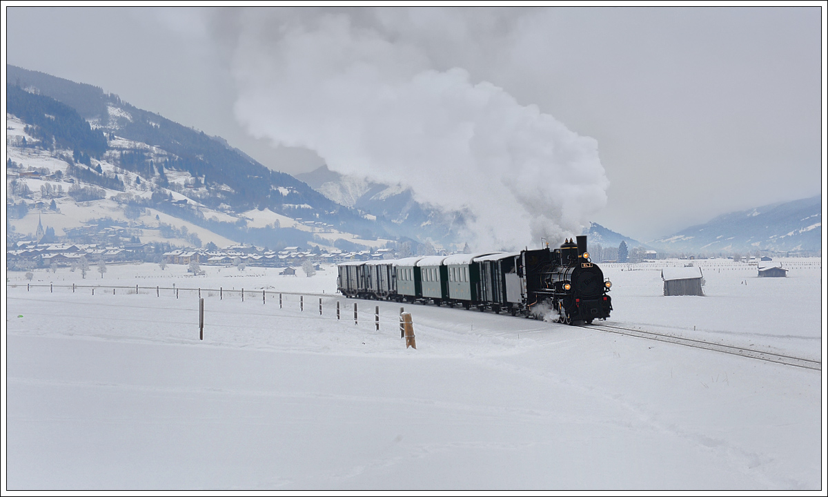 Mh.3 der Pinzgauer Lokalbahn mit dem Fotozug Sdz 900 von Zell am See nach Krimml am 1.2.2015 nächst Walchen aufgenommen.