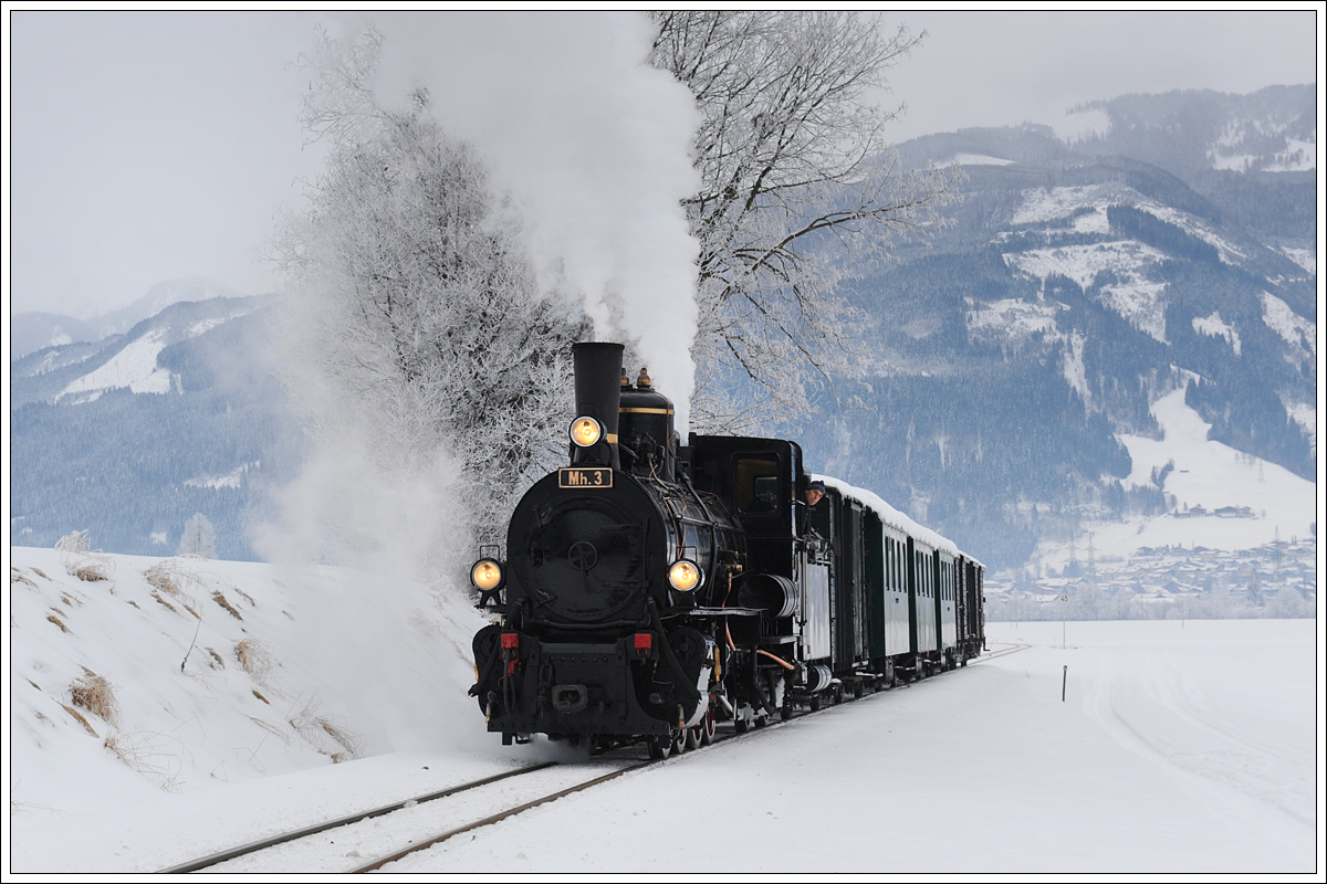Mh.3 der Pinzgauer Lokalbahn mit dem Fotozug Sdz 900 von Zell am See nach Krimml am 1.2.2015 nächst Fürth aufgenommen.