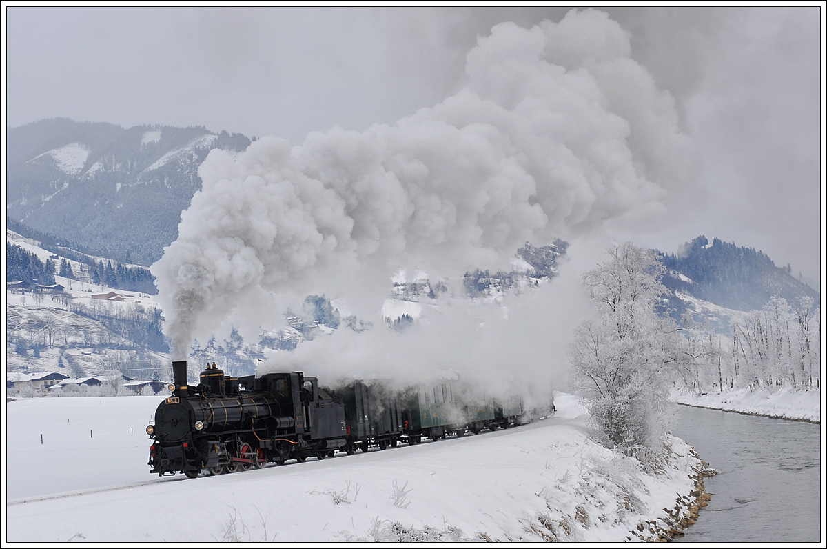 Mh.3 der Pinzgauer Lokalbahn mit dem Fotozug Sdz 900 von Zell am See nach Krimml am 1.2.2015 kurz vor Niedernsill aufgenommen.