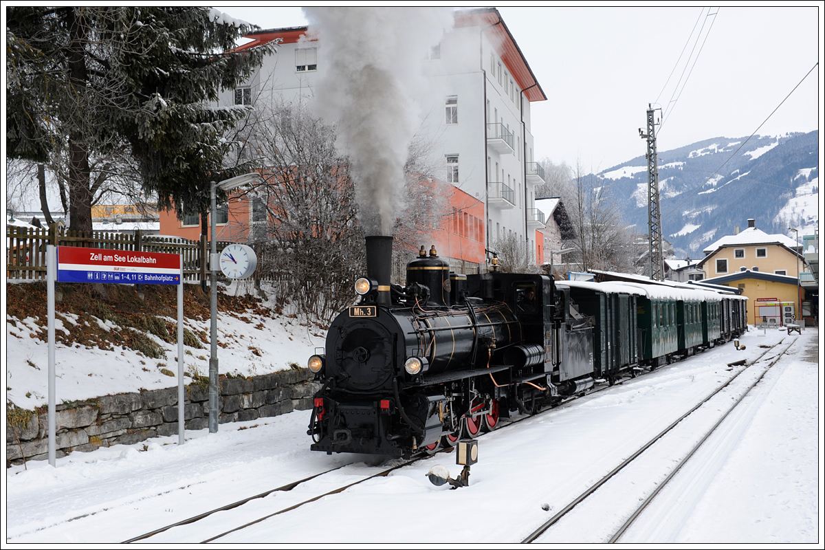 Mh.3 der Pinzgauer Lokalbahn mit dem Fotozug Sdz 900 von Zell am See nach Krimml am 1.2.2015 kurz vor der Abfahrt in Zell am See.