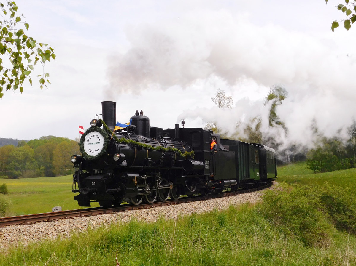 Mh.4 mit dem weitraer Sonderzug kurz vor Weitra am Pfingsmontag. Das Bild ist meines Sohnes (Márk Németh) Arbeit.
16.05.2016.
