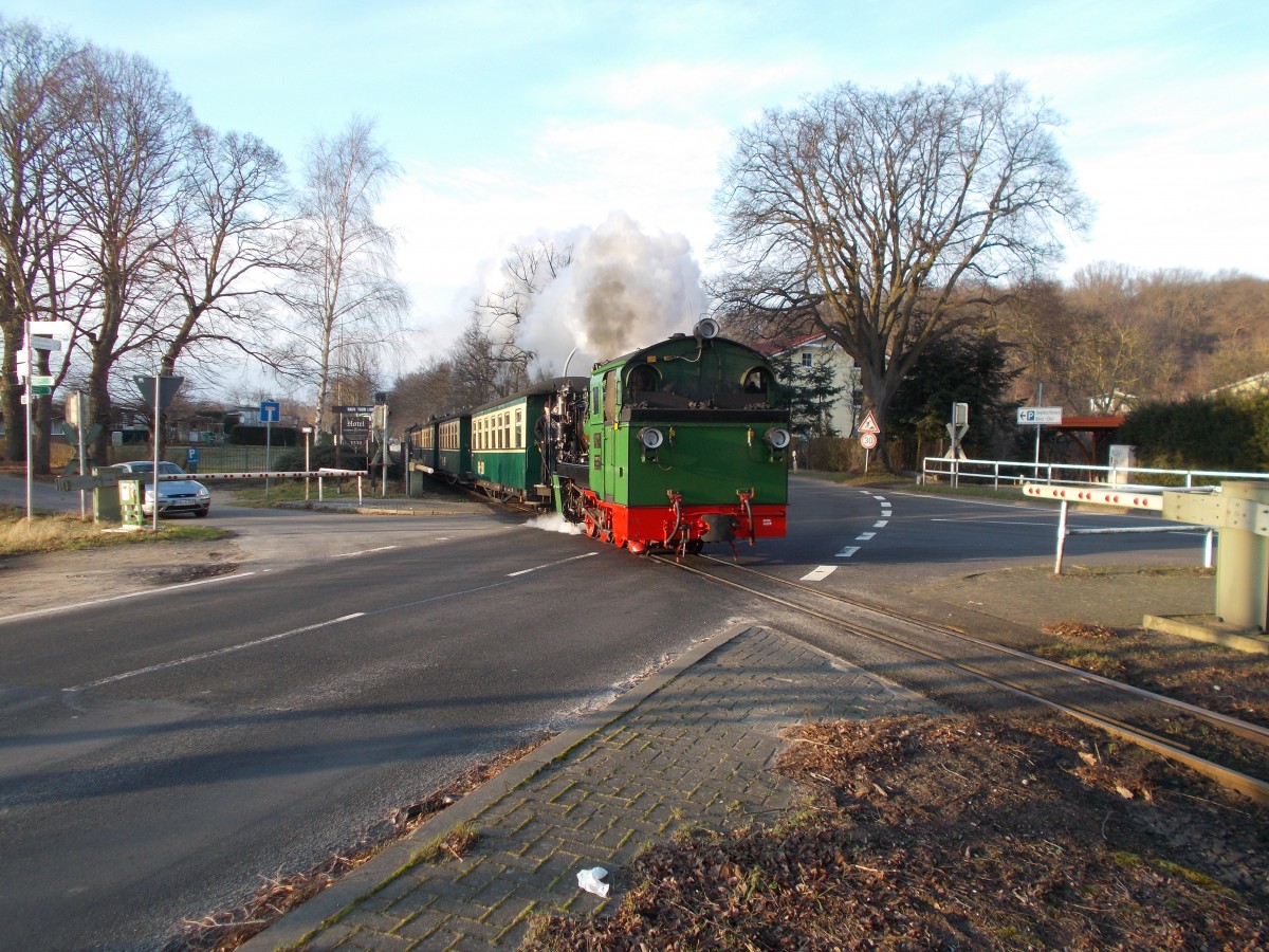 Mh52 mit ihren Zug,von Putbus nach Göhren,überquerte,am 18.Januar 2015,den Bahnübergang in Binz.